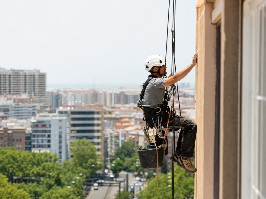 Trabajos verticales por descuelgue en una fachada