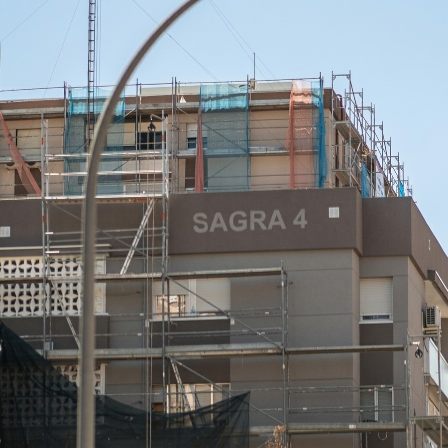 Edificio Sagra 4 durante la obra, con andamio montado