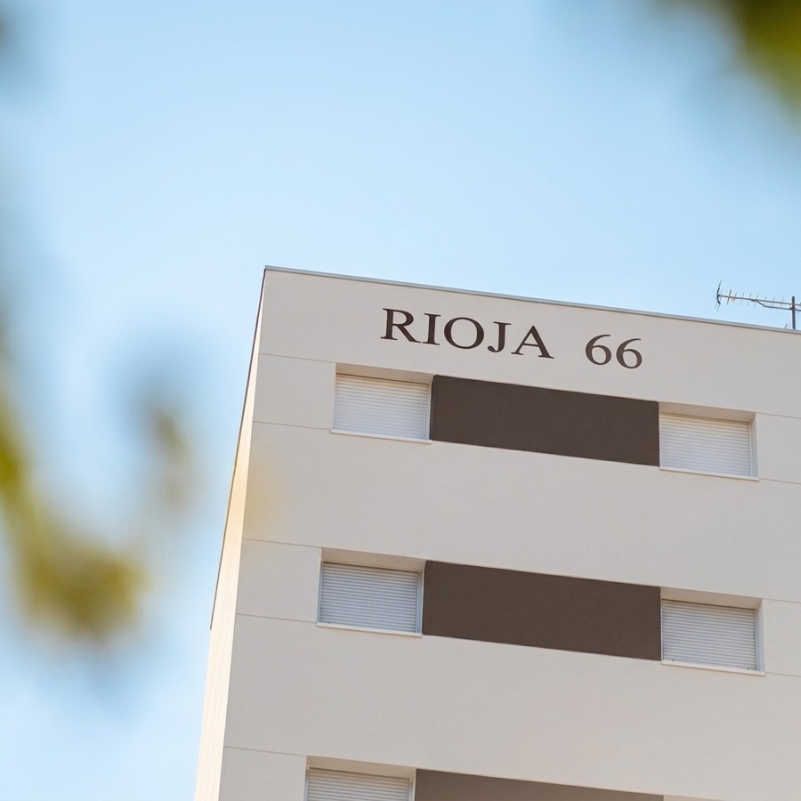 Coronación de la fachada rehabilitada del edificio Rioja 66