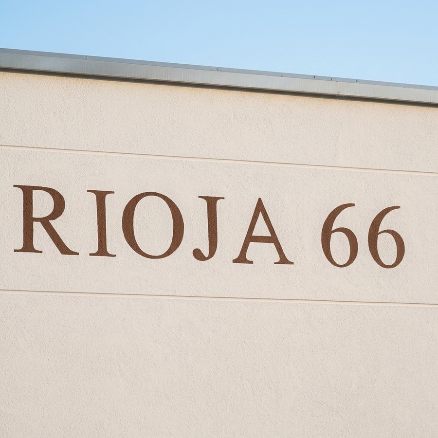 Rótulo Rioja 66 sobre la fachada renovada