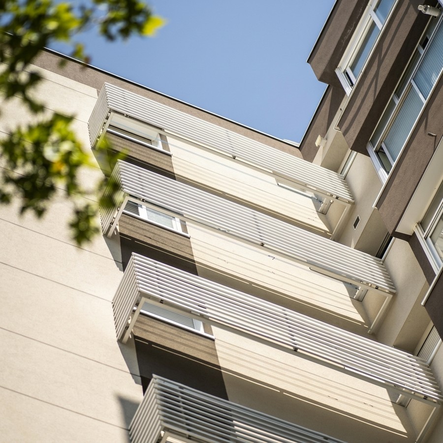 Balcones y celosías del edificio tras la rehabilitación