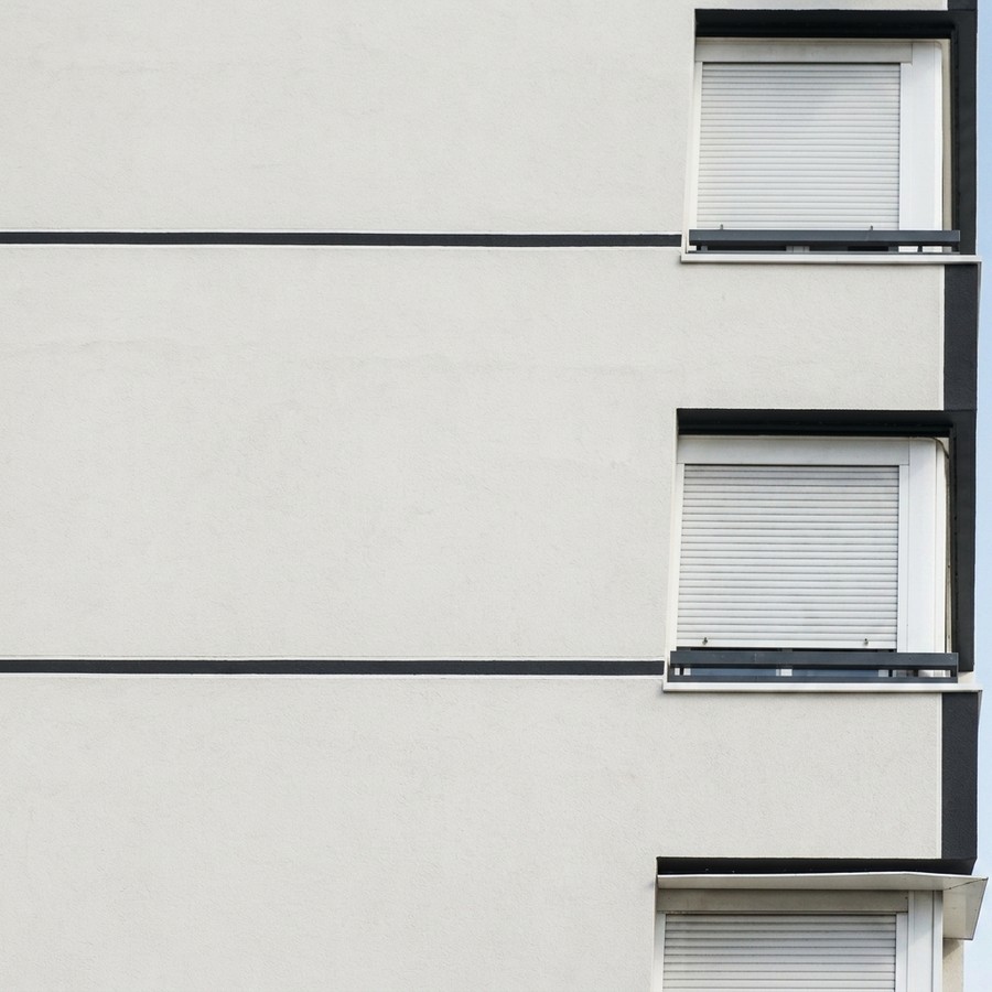 Ventanas y bandas horizontales de la fachada acabada