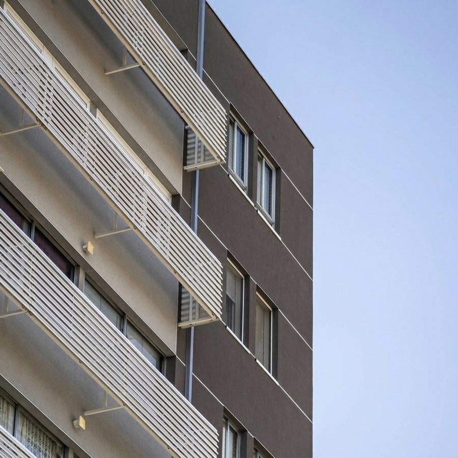 Fachada con balcones y persianas tras la obra