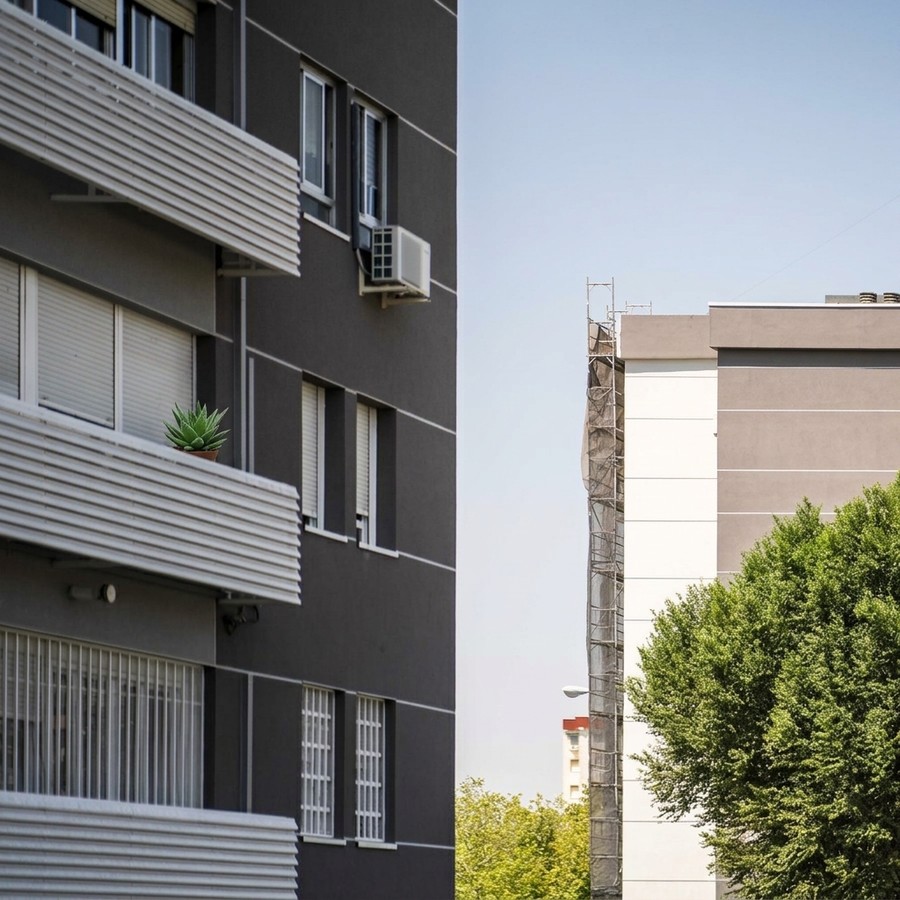 Dos edificios rehabilitados con la calle entre ellos