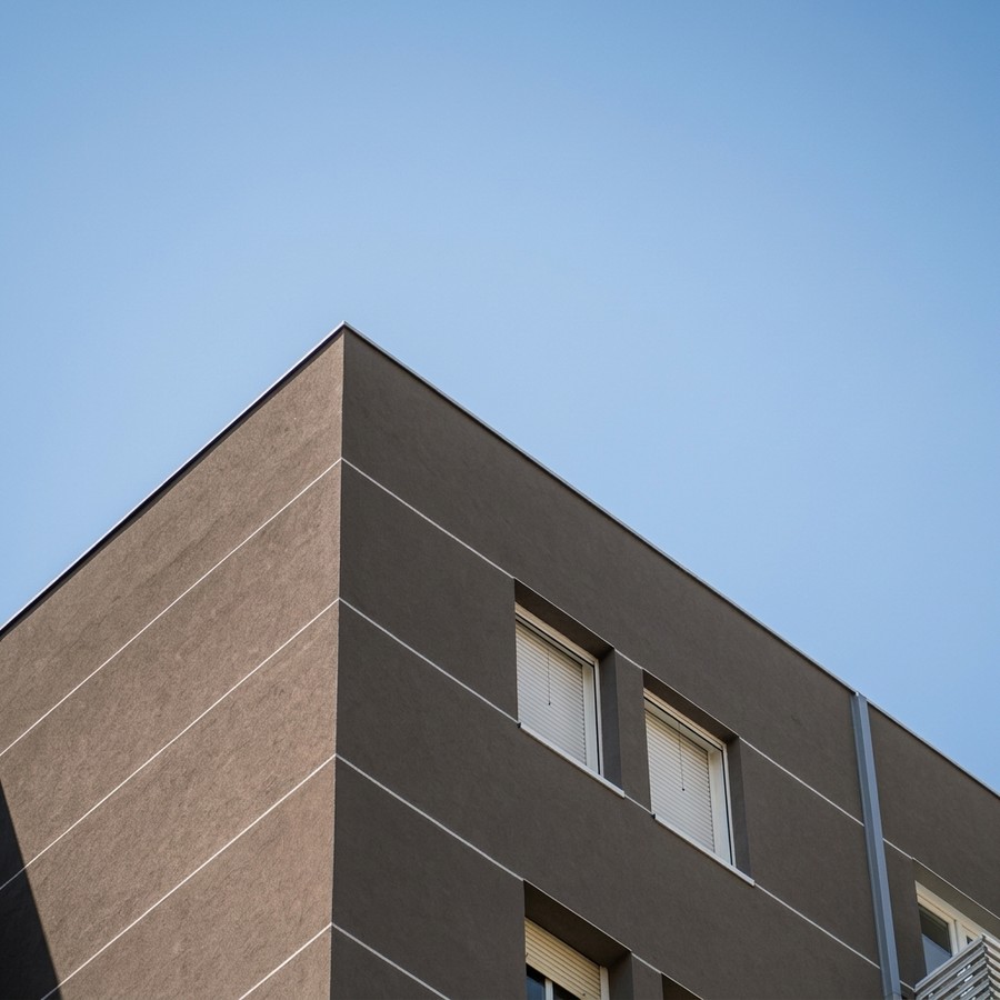 Esquina oscura del edificio recortada contra el cielo